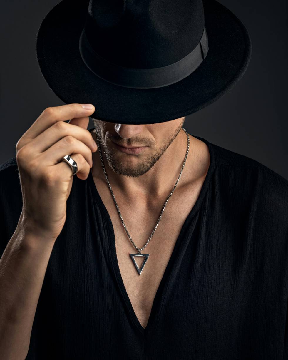 mann-mit-hand-am-hut-foto-pexels-men-s-vector.jpg mann-mit-hand-am-hut-foto-pexels-men-s-vector.jpg
